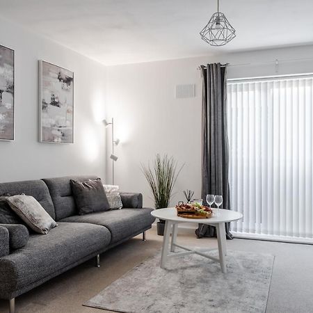וולברהאמפטון Lovely Modern 2 Bed City Centre Apartment With Free Parking - Double Or Twin Beds Available מראה חיצוני תמונה