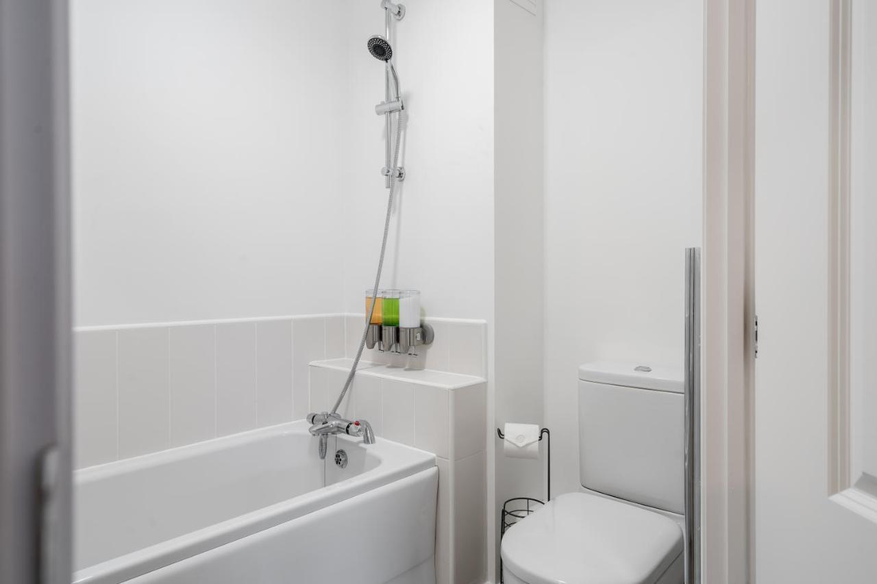 וולברהאמפטון Lovely Modern 2 Bed City Centre Apartment With Free Parking - Double Or Twin Beds Available מראה חיצוני תמונה