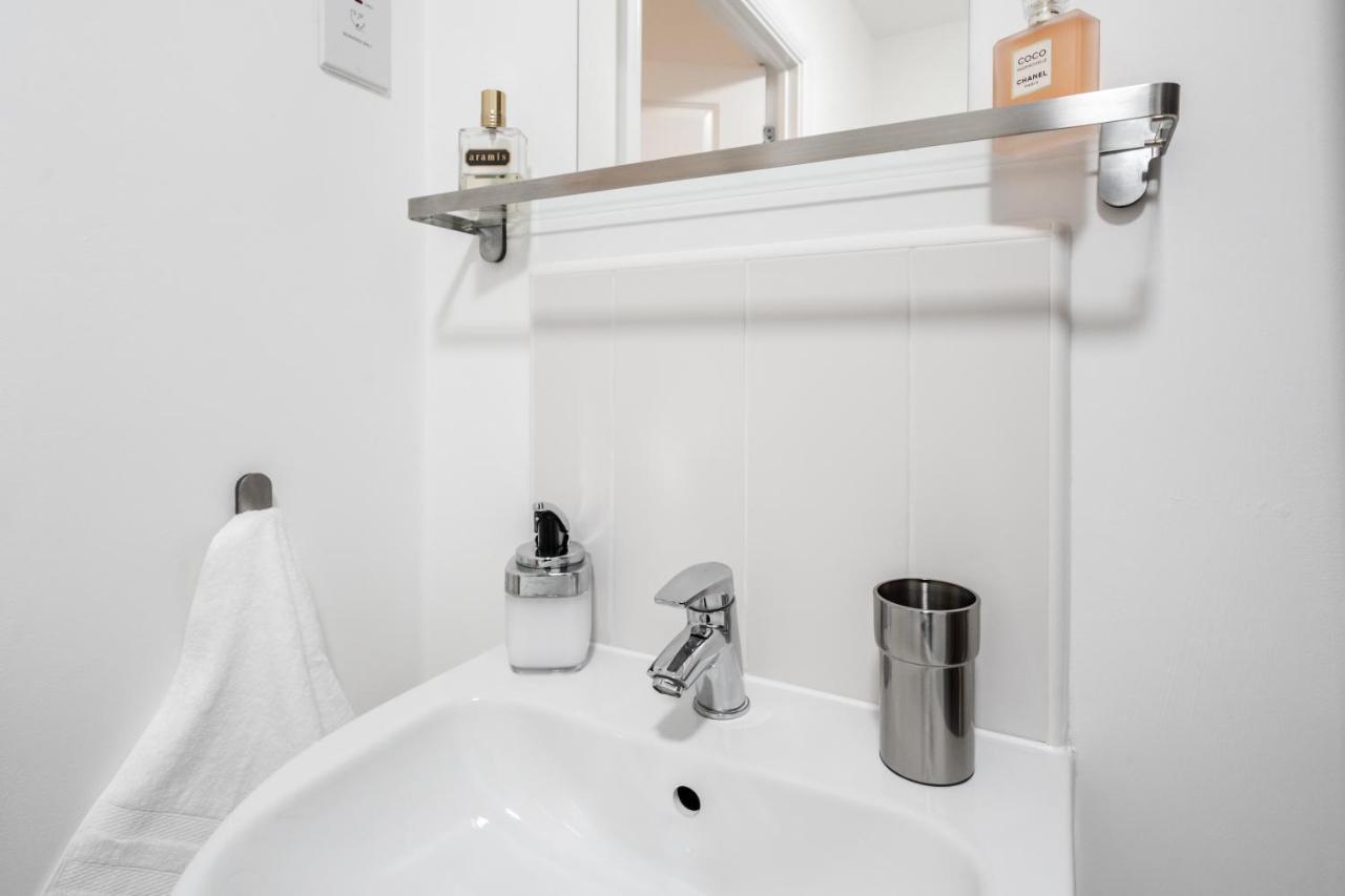 וולברהאמפטון Lovely Modern 2 Bed City Centre Apartment With Free Parking - Double Or Twin Beds Available מראה חיצוני תמונה