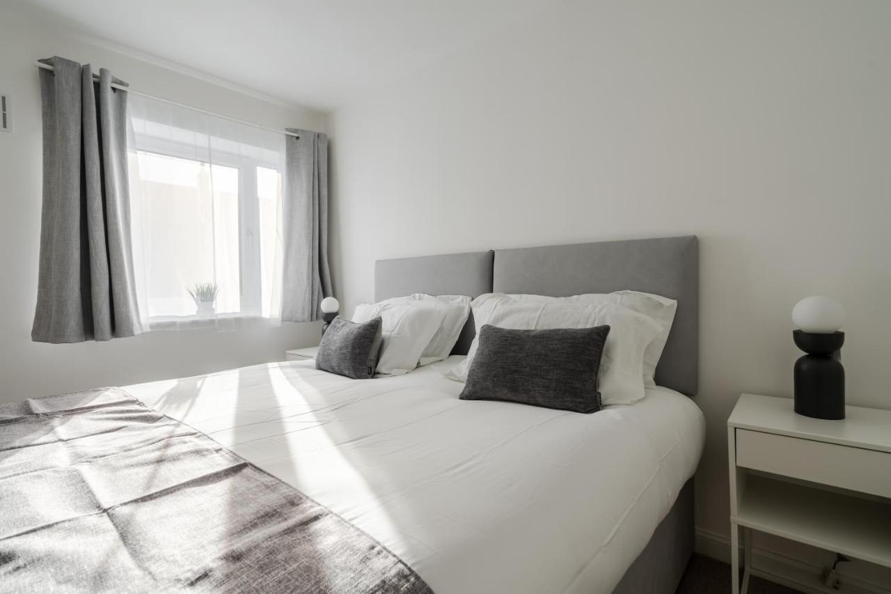 וולברהאמפטון Lovely Modern 2 Bed City Centre Apartment With Free Parking - Double Or Twin Beds Available מראה חיצוני תמונה