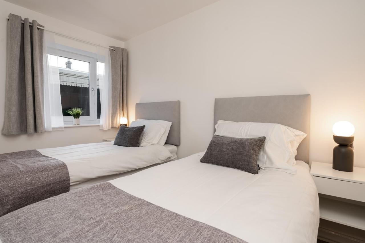 וולברהאמפטון Lovely Modern 2 Bed City Centre Apartment With Free Parking - Double Or Twin Beds Available מראה חיצוני תמונה