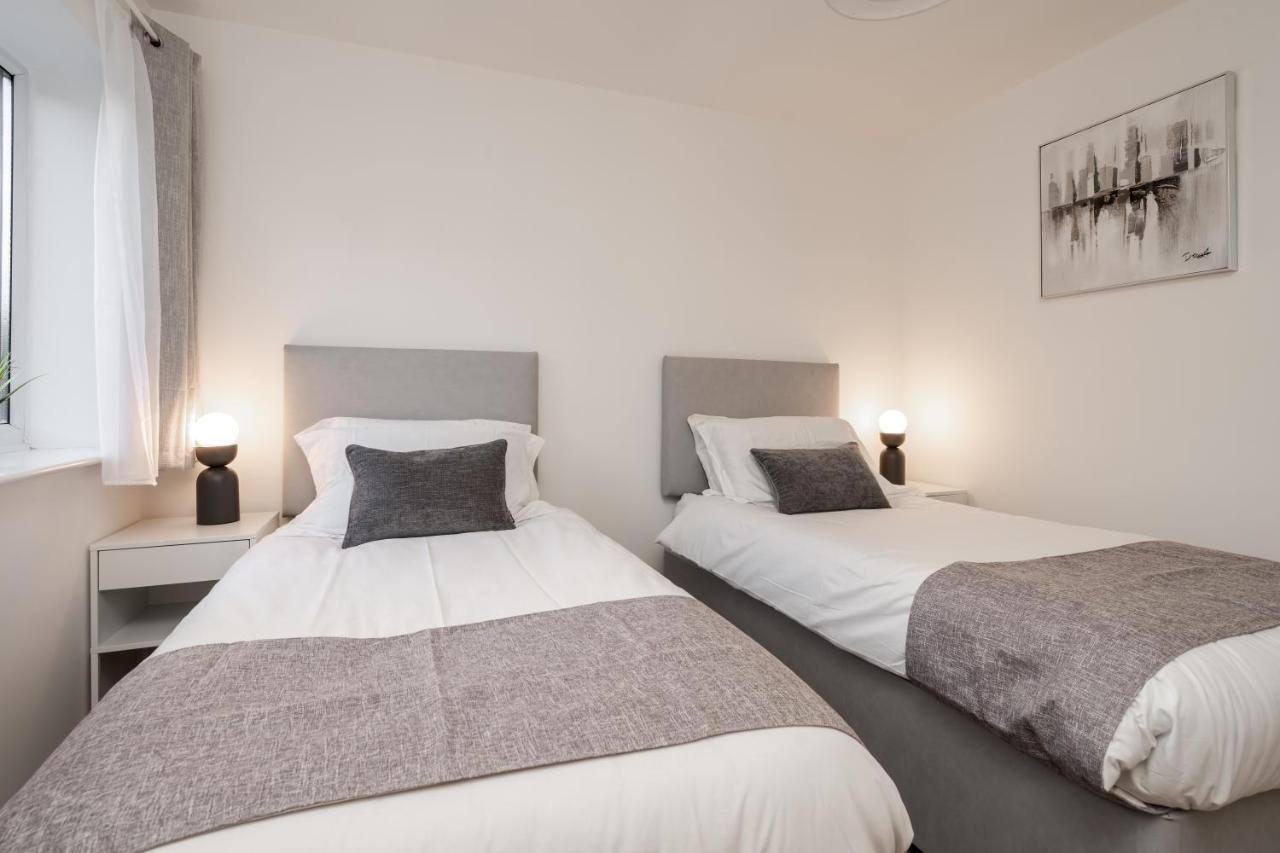 וולברהאמפטון Lovely Modern 2 Bed City Centre Apartment With Free Parking - Double Or Twin Beds Available מראה חיצוני תמונה